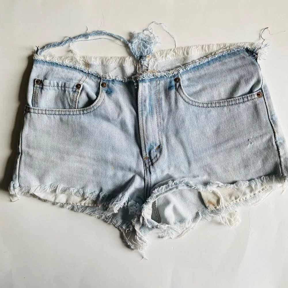 LEVI’S | high rise distressed light denim cut off jean shorts 28